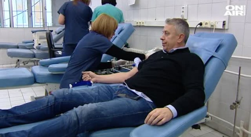 Футболистите на ЦСКА-София дариха кръв и раздадоха подаръци във ВМА