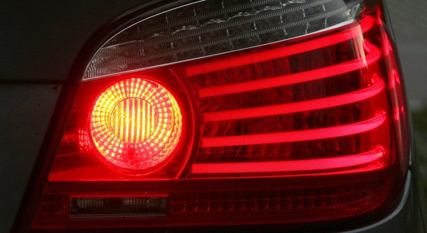 Сменяте често халогенните крушки на фаровете? Ето причината да гаснат