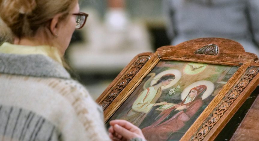 Денят е отреден на Пресвета Богородица.