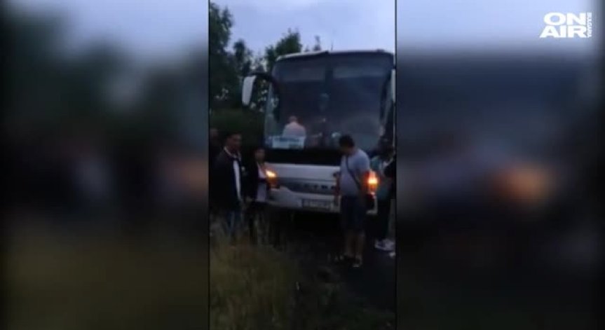 Авария с автобус блокира 29 българи във Франция