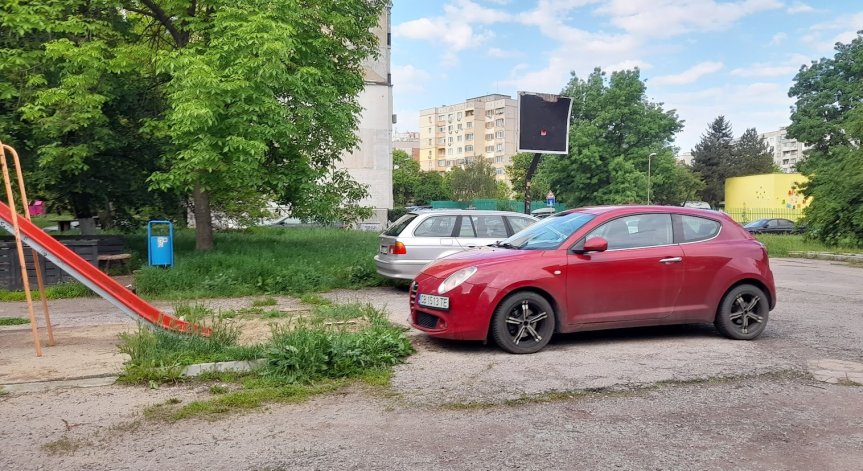 Паркират на детски площадки, градинки, на места за боклукчийски кофи