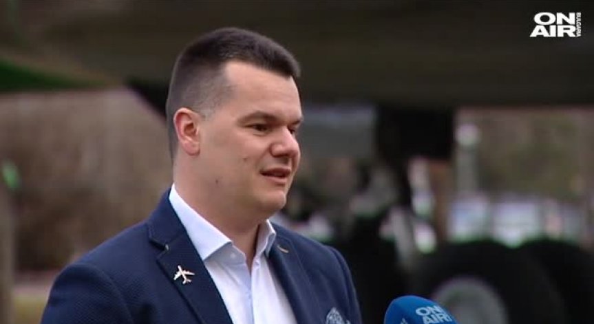 Пилотът Марио Бакалов разказа на деца за трудностите в професията