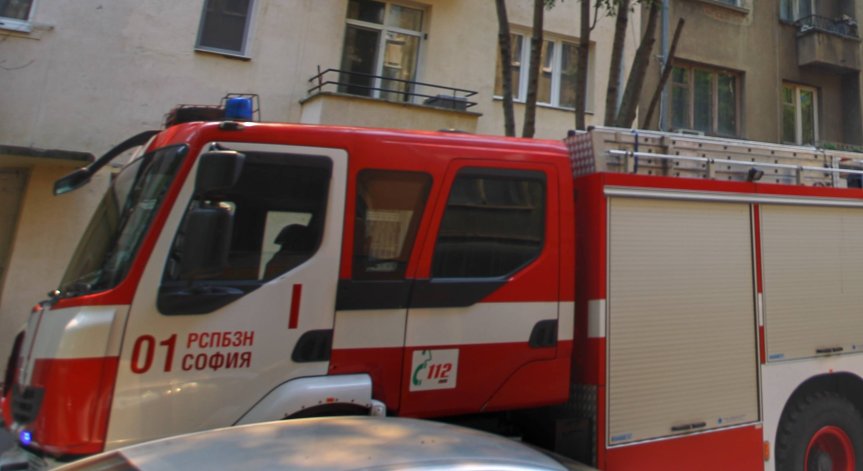 Пожар гори в блок в София, евакуираха 20 души