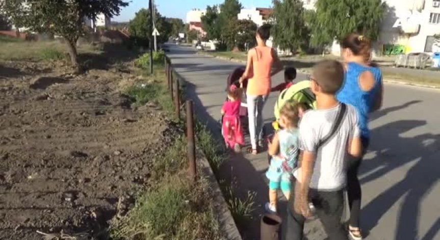 Жители на Силистра на протест заради липса на тротоар
