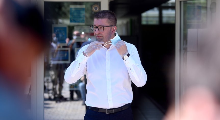 Лидерът на ВМРО-ДПМНЕ: Няма да променим Конситуцията заради 750 семейства, които говорят български