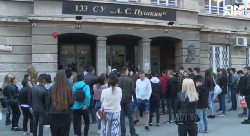 Учениците недоволни от матурата по английски език - била пълна с грешки