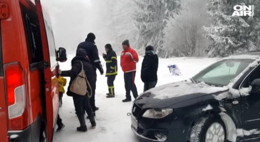11 души закъсаха в снега на пътя Шипка - Бъзлуджа, сред тях и дете