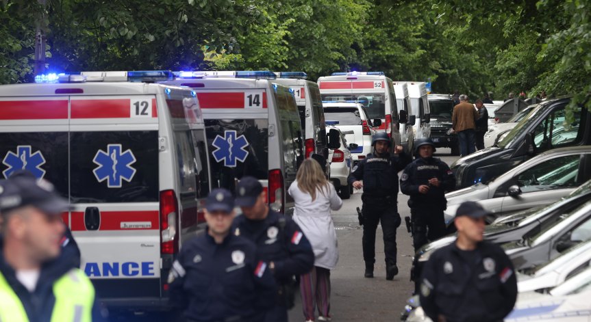 На място има десетки линейки и пожарни