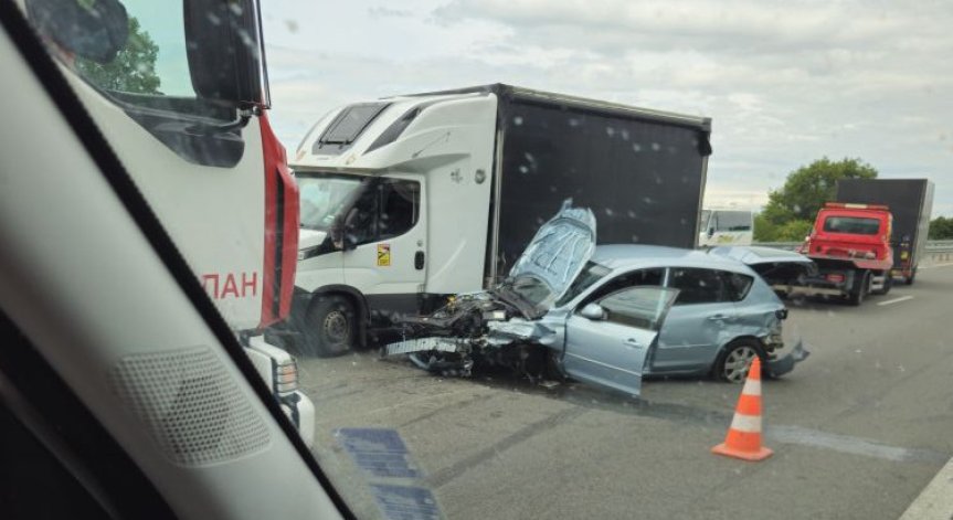 Полиция регулира трафика.