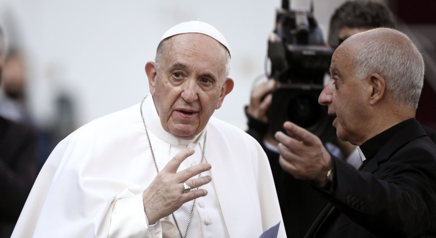 Папа Франциск постъпи в болница