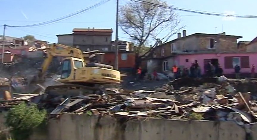 Събориха 18 незаконни къщи в ромската махала във Варна