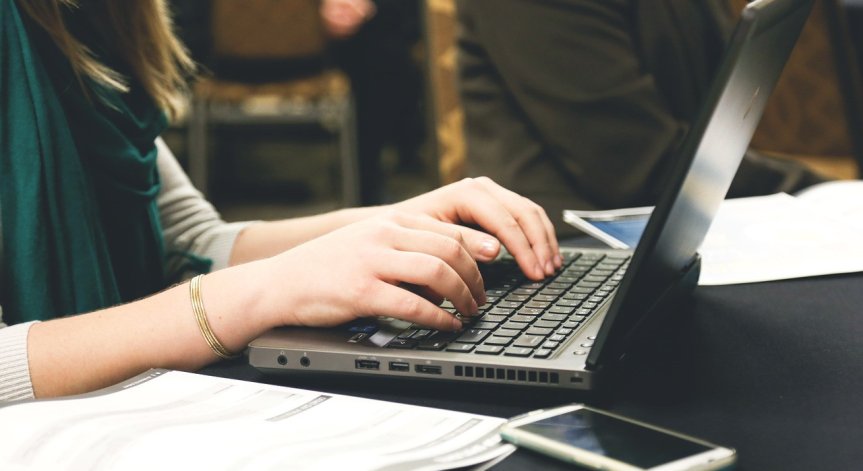 Служителите на Facebook и Google ще работят от вкъщи до края на годината