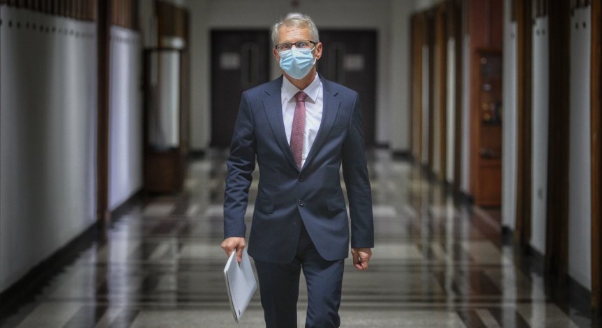 Денков: Епидемичен взрив до месец, ако всички отново тръгнат на училище