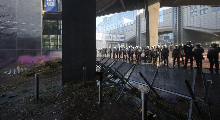 Брюксел под полицейска блокада - пазят евроинституциите от гневни фермери