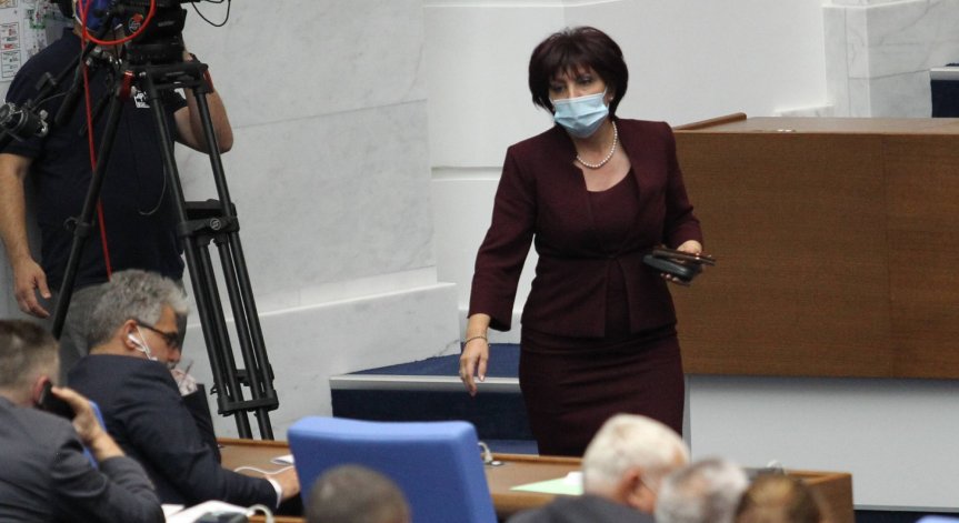 Караянчева: Има опити за оправдаване на Народния съд