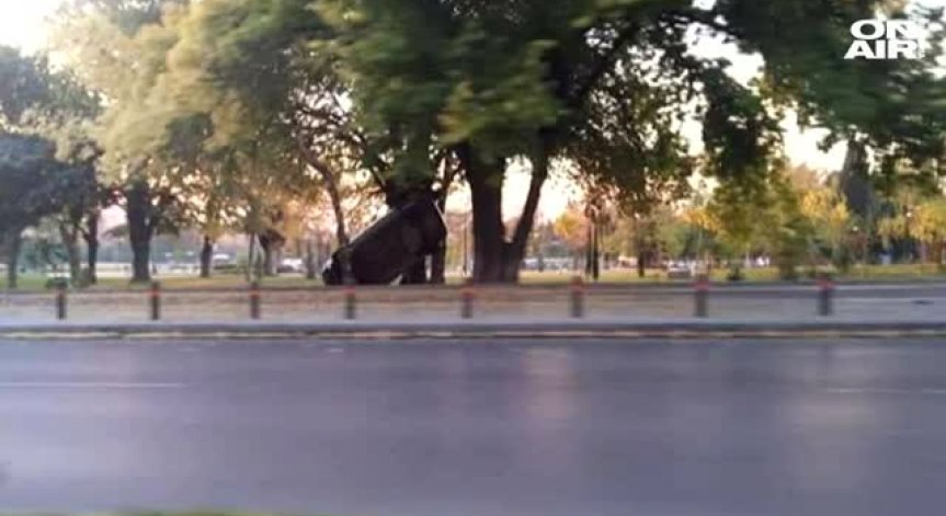 Кола се преобърна край дърво в Стара Загора