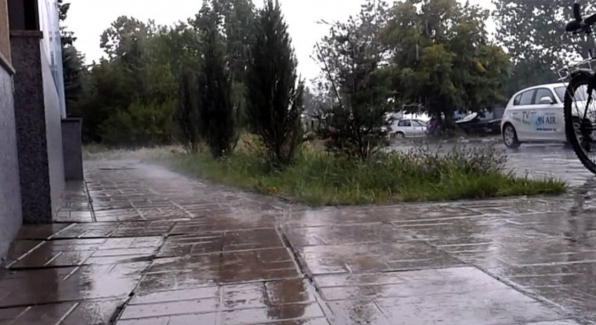 Силна лятна буря с гръмотевици