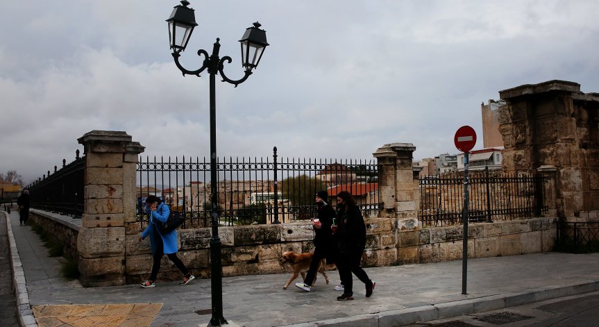 Нови мерки в части от Гърция: Дистанционно пазаруване, по-ранен вечерен час
