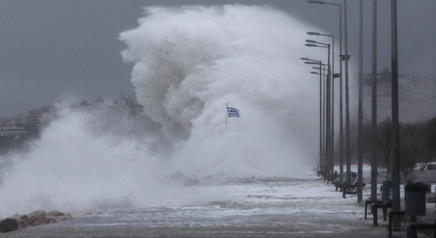Силен дъжд, вятър, и студ - рязко се влошава времето в Гърция