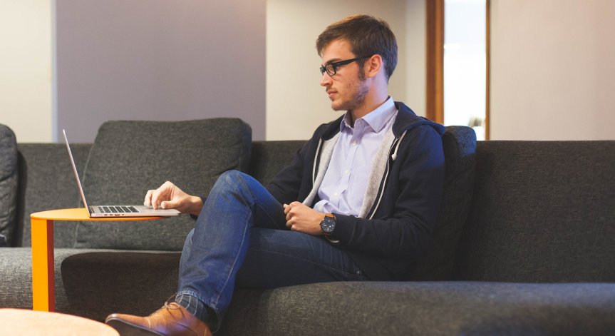 Почти половината млади българи живеят с родителите си