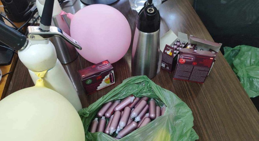 Иззеха 18 000 флакона с райски газ, продавани по Черноморието