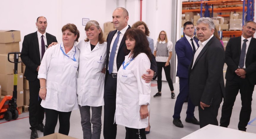 Президентът Радев взе участие в откриването на нова фабрика за сигнално-охранителна и пожароизвестителна техника