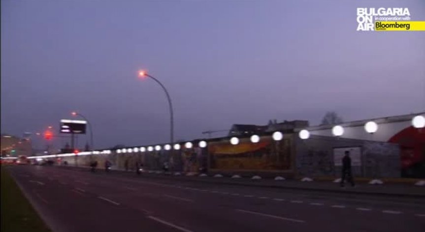 Светещи балони на мястото на Берлинската стена