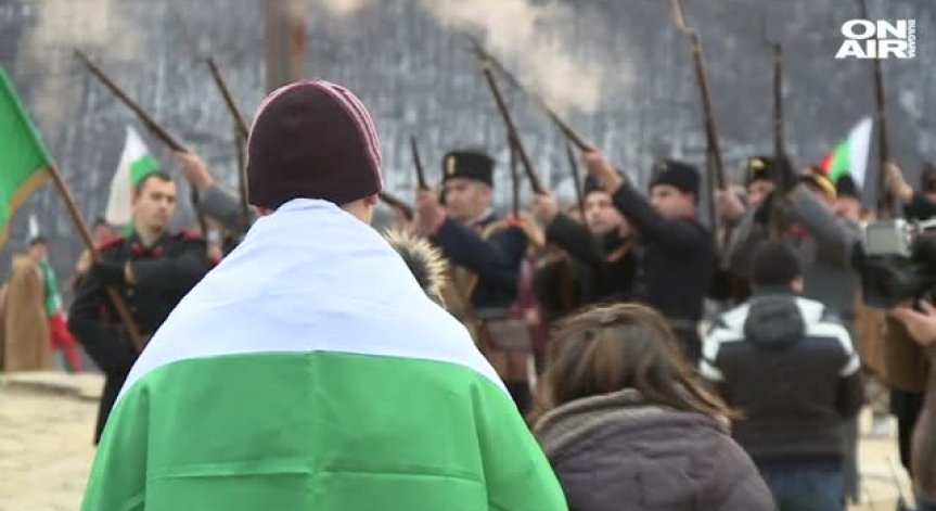 Шипка на 3 март: Хиляди родолюбци, гордост и веещи се трикольори