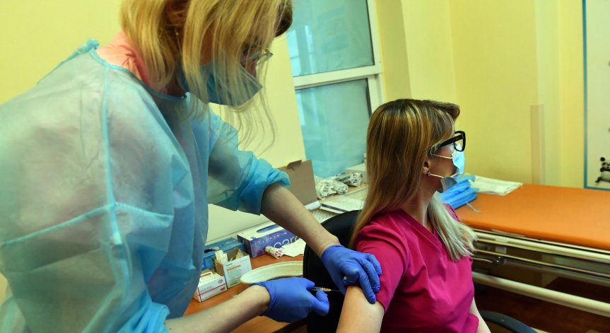 Суеверия и конспирации: Защо поляците са скептични за ваксинирането?