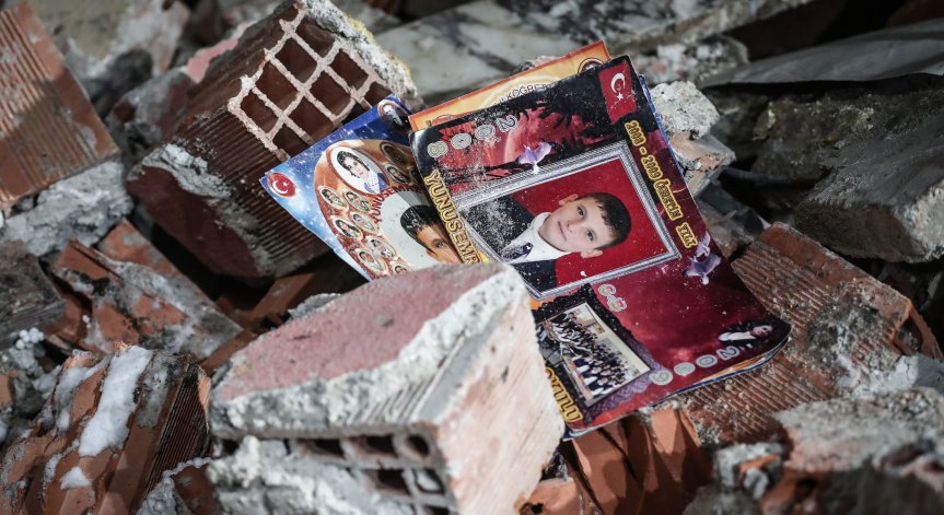 Част от учениците в Турция ще учат през лятото заради трусовете