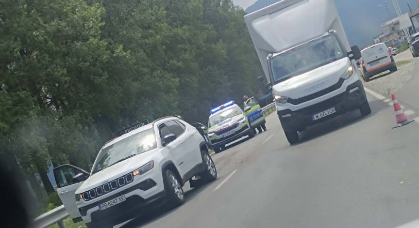 Катастрофа между джип и пикап предизвика километрично задръстване край Банско
