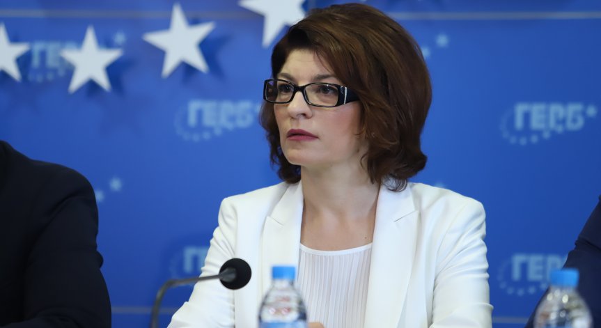 Десислава Атанасова: Хаос в държавността, не е ясно кой взема решенията в МС