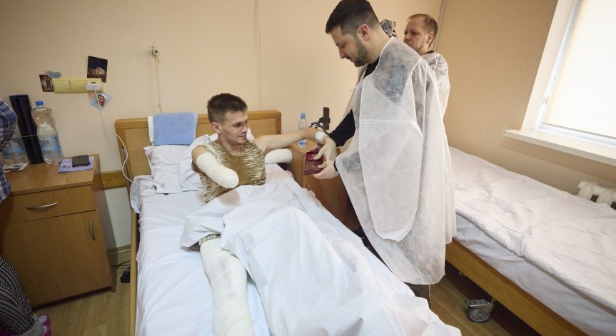 Зеленски посети Лвов, връчи медали на ранени войници (+СНИМКИ)
