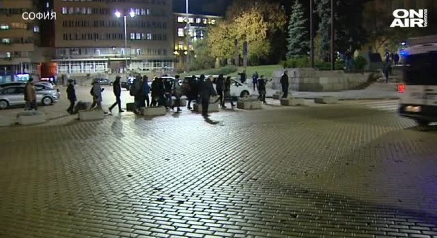 Поредна вечер на протести: Граждани блокираха основни пътни артерии