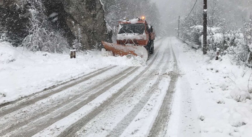 Снеговалеж ограничи движението през Троянския проход, Превала и Рожен