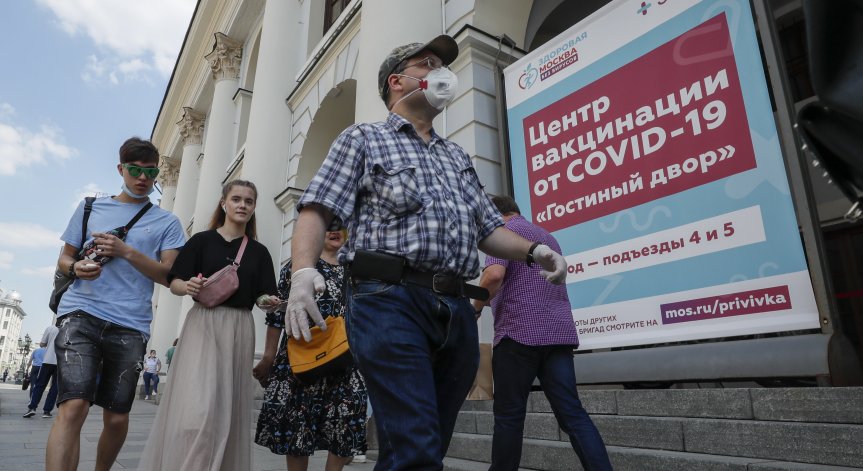 Задължителна ваксинация в Русия: Откажеш ли, оставаш без заплата