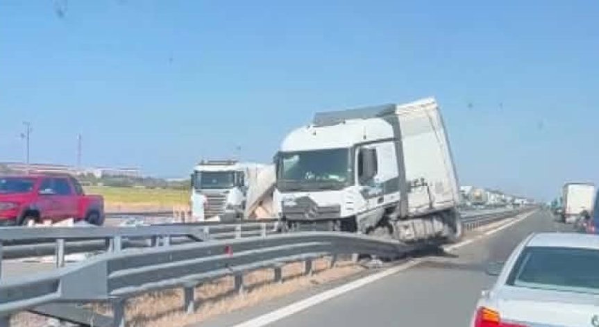 ТИР се удари в мантинелата на АМ 