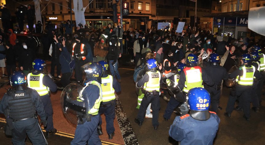 Сблъсъци и арести при поредния протест в Бристол
