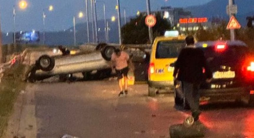 Кола се обърна по таван на столичния бул. 