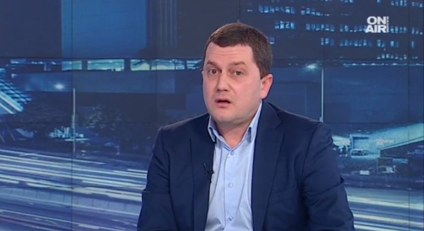 Комунисти, нацисти... Ето защо БСП иска оставката на образователния министър