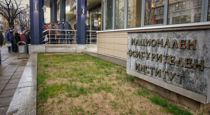 Преизчисляват пенсиите на 340 000 работещи пенсионери