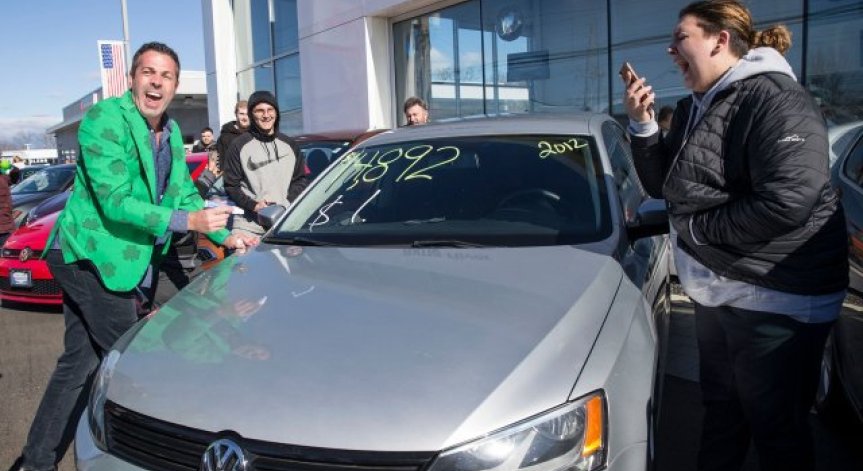 Автосалон в Ню Джърси продава коли по 1 долар