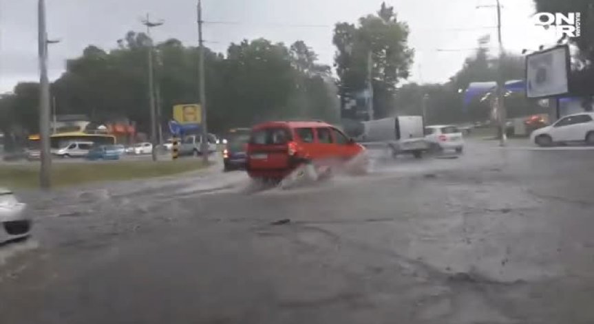 Проливни дъждове в Белград превърнаха улиците в реки