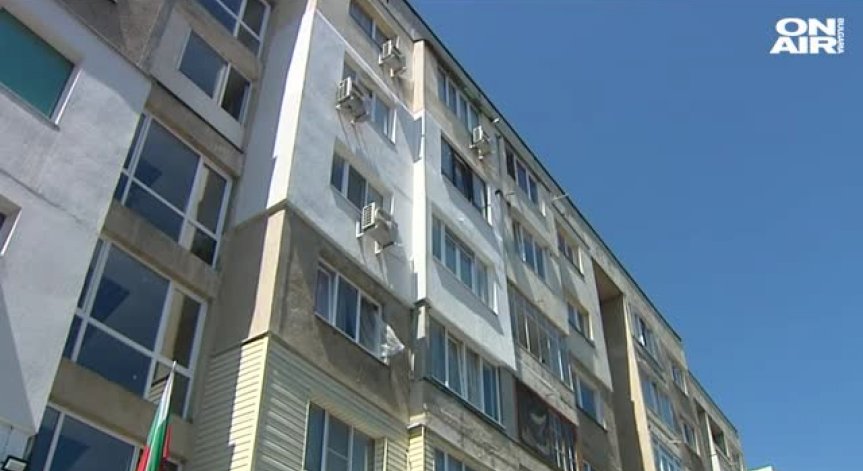 Бар, червен килим... Вход в 