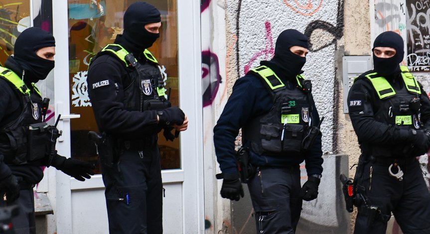 В Берлин пребиха 15-годишно момиче заради колие с надпис 