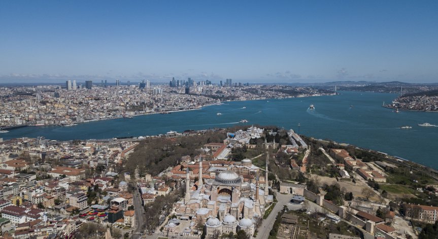 Забранено е излизането в 31 града в Турция до полунощ на 12 април