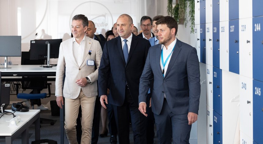 Радев: Устремът на младите ни дават вяра за бъдещето на България