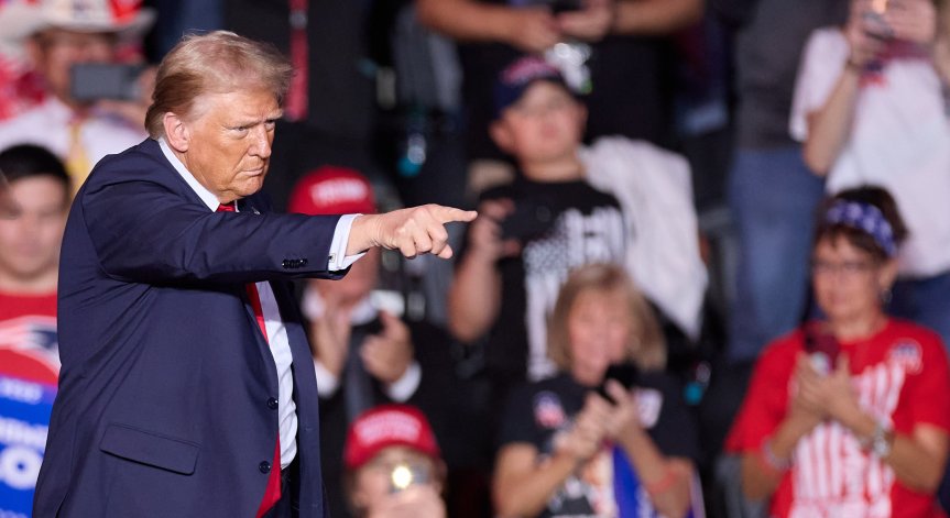 През 2022 г. той определи инвазията на Русия в Украйна като гениална.