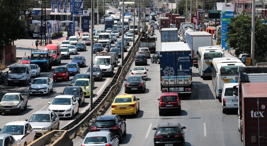 Високите цени тласкат гърците на пазарен туризъм у нас за бензин, дрехи и храни