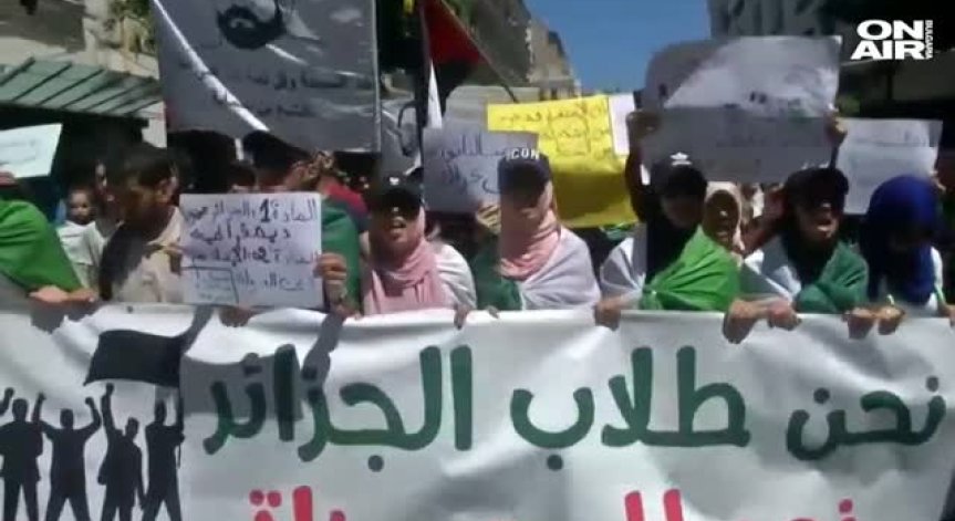 Масови протести в Алжир с искане за радикална промяна в управлението